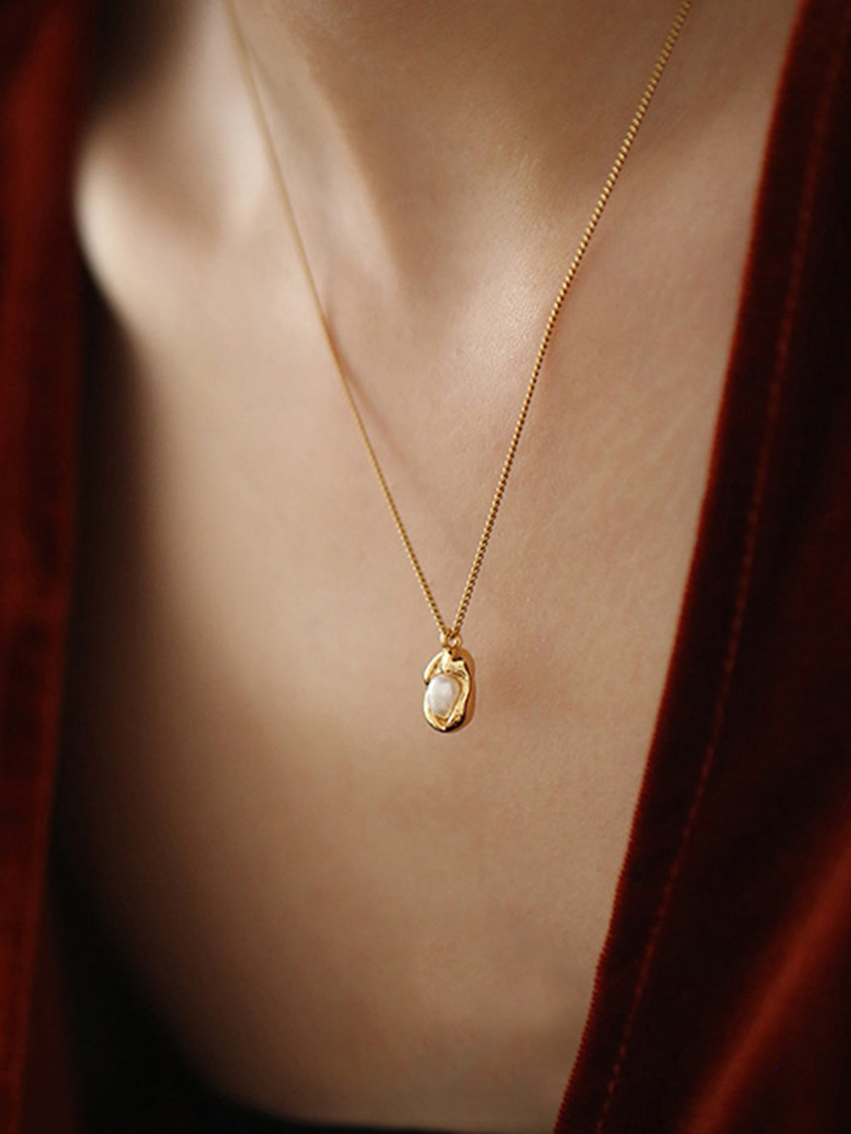 Golden Decor Pearl Pendant Necklace